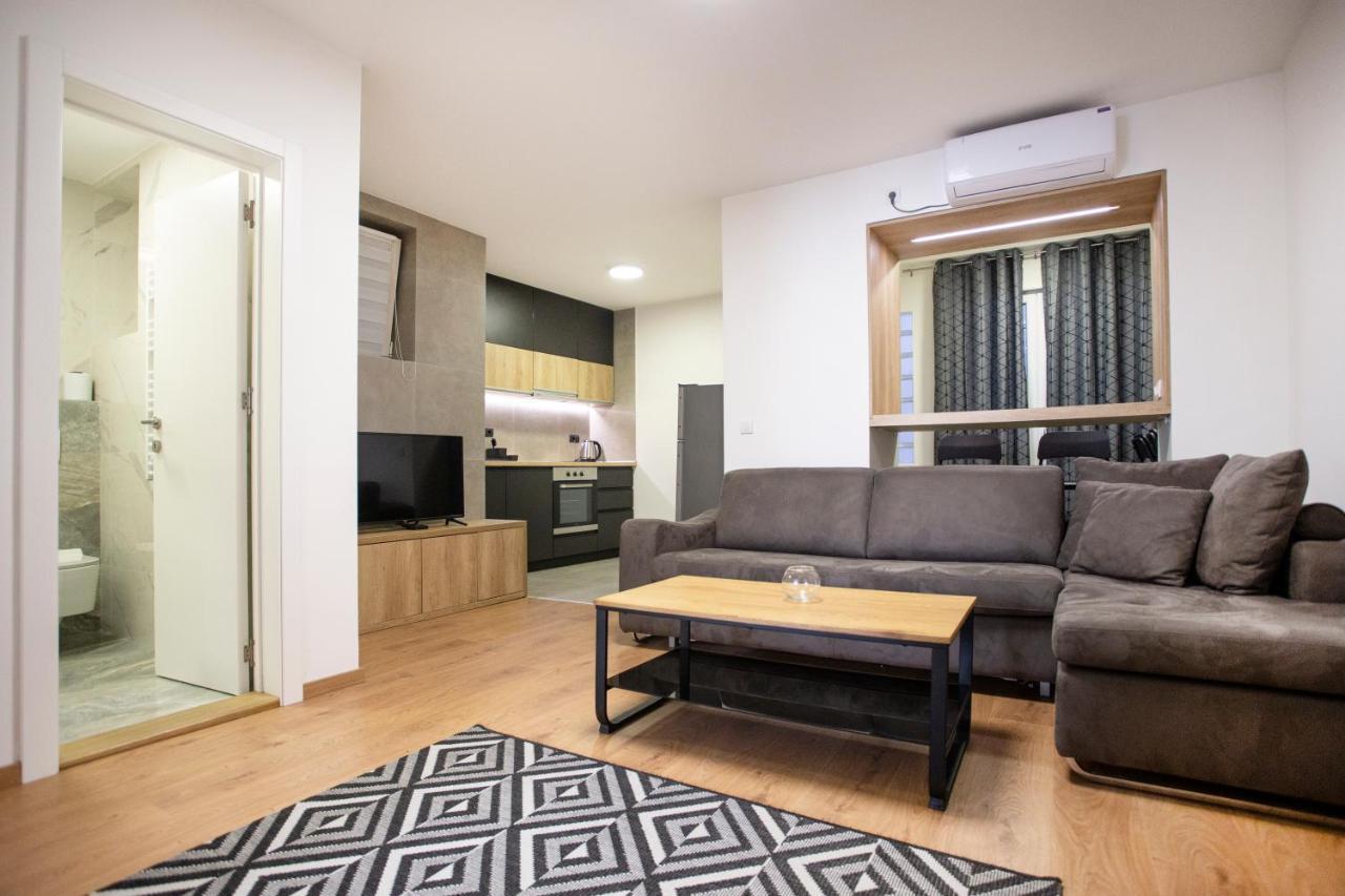 Ivy Apartment *